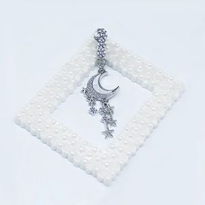 Détail macro du clip de nombril lune et étoile en argent avec opale et cristaux