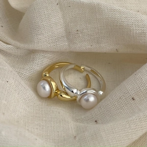 Detail of adjustable 925 sterling silver rings with elegant white freshwater pearls