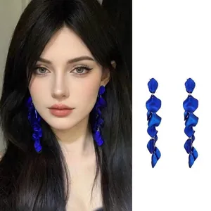 Detailansicht langer blauer Rosenblüten-Quastenohrringe mit mehrlagigem Blumendesign