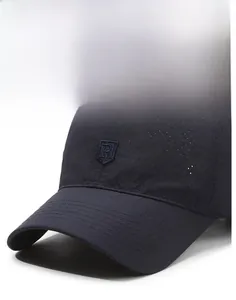 Détail de la casquette séchage rapide bleu marine avec broderie P et micro-trous