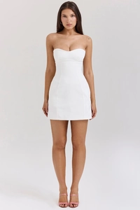 Detail eines weißen trägerlosen Bodycon-Minikleids mit enger Passform an einem Model