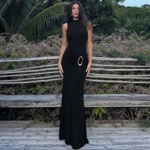 Détail de la robe de soirée noire sans manches avec une boucle en métal doré très élégante