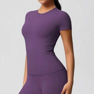 Détail de la coupe ajustée du t-shirt de yoga violet foncé pour femme vue de profil latéral