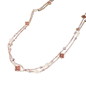Elegante collana lunga a doppio strato in oro rosa con perle viola e ciondoli floreali