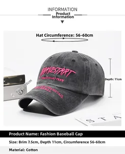 Détail de casquette en coton délavé avec visière de 7,5cm et broderie rose de lettres