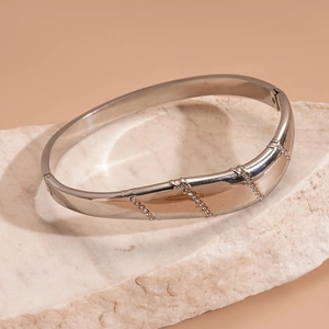Détail du bracelet en acier inoxydable argenté motif bambou avec strass sur roche