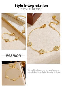 Gros plan d'un bracelet doré avec trois breloques fleurs en zircon et fermoir ajustable