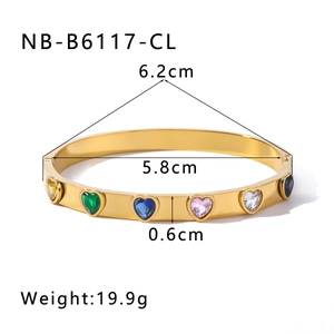 Detailed size parameters of 18k gold heart-shaped zircon bangle with 5.8cm and 6.2cm diameters