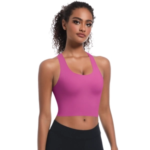 Gros plan détaillé du soutien-gorge de sport rose sans couture pour yoga et fitness
