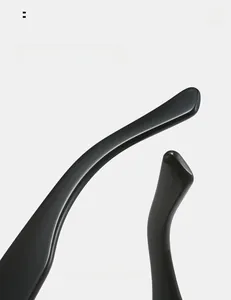 Dettaglio delle aste ergonomiche nere curve su occhiali da sole con montatura spessa