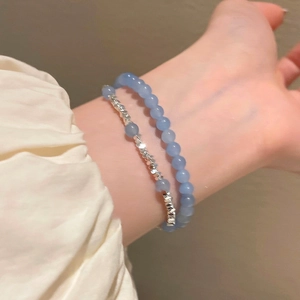 Détail du bracelet double couche avec perles d'aigue-marine bleu clair et perles argentées