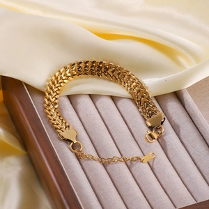 Bracelet chaîne cubaine dorée sur écrin avec chaîne d'extension et fermoir mousqueton