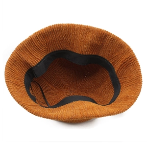 Détail du chapeau bob en chenille caramel avec doublure et cordon de serrage ajustable