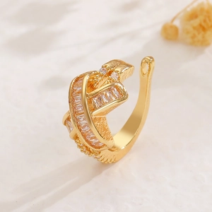 Detailaufnahme eines vergoldeten verstellbaren Rings mit Mikro-Pavé-Zirkonia-Kristallen