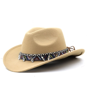 Détail d'un chapeau de cowboy en laine kaki avec bande ethnique et pendentifs argentés