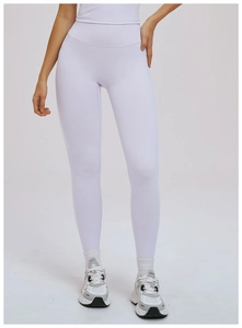 Détail du legging de yoga lavande sans couture avec taille haute large de maintien