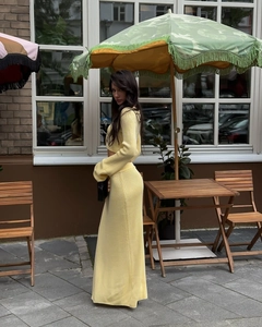 Détails du tricot et des lacets sur cet ensemble jupe deux pièces de couleur jaune crème