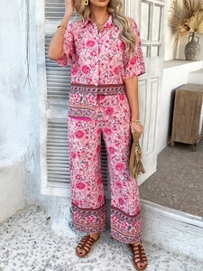 Détail d'un ensemble bohème rose fleuri avec chemise à manches courtes et pantalon large