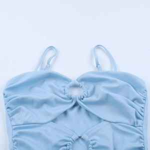 Détail de la robe tricotée bleu clair avec anneau métallique et découpe tendance