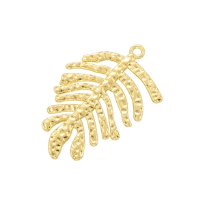 Détail d'un pendentif feuille d'érable dorée avec texture martelée et anneau de fixation