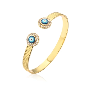 Detail eines 18K vergoldeten Armreifs mit Evil Eye Akzenten und Zirkonia-Besatz