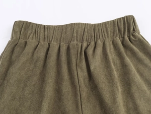 Detail des elastischen Bunds der olivgrünen Hose mit Wildledereffekt und Retro-Textur
