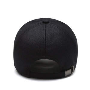 Vue arrière de la casquette de baseball noire pour hommes avec boucle métallique réglable