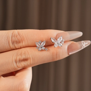Vue macro détaillée des boucles d'oreilles papillon en argent avec oxydes de zirconium