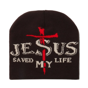 Détail du bonnet en maille avec texte Jesus Saved My Life et motif croix rouge