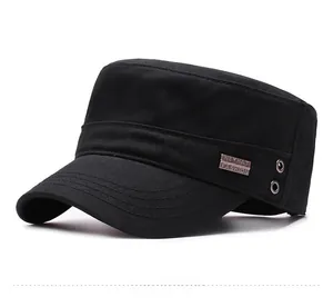 Détail de la casquette militaire noire montrant la plaque en métal et les œillets