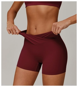Detail der hochdehnbaren burgunderfarbenen Yoga-Shorts mit elastischem V-Cross-Taillenbund