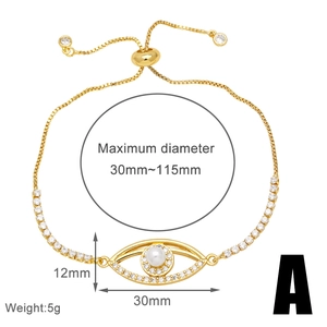 Vista macro de pulsera ajustable ojo turco con perla blanca y circonitas brillantes
