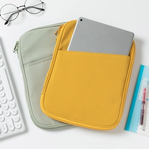 Detail of slim shockproof iPad sleeve with front pocket and zipper for 11-inch tablets