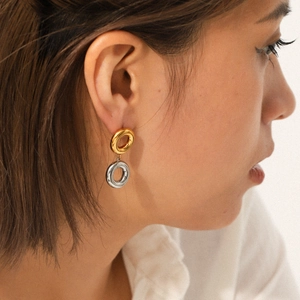 Élégantes boucles d'oreilles créoles bicolores en or 18 carats et acier inoxydable