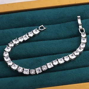 Dettaglio di un bracciale tennis in argento con zirconi su velluto verde scuro