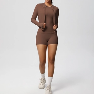 Ensemble de sport 3 pièces marron pour femme avec veste zippée et short de cycliste