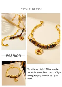 Détail d'un bracelet double couche avec perles d'œil de tigre et pendentif tournesol