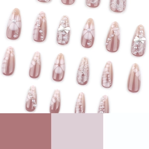 Faux ongles amande courts avec pétales 3D, perles et dégradé de couleur rose et violet