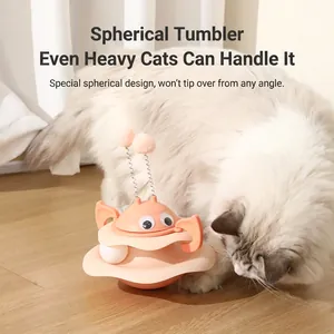 Sphärisches Katzen-Stehaufmännchen mit Plüschbällen und Feder auf Holzfußboden