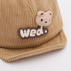 Casquette bébé en velours côtelé marron avec motif d'ours et visière souple hiver