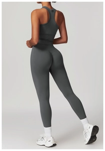 Détail du legging de yoga taille haute avec effet push-up et texture de tissu sans couture