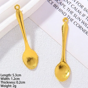 Vue détaillée de pendentifs cuillère dorés de 5,3 cm pour la création de bijoux DIY