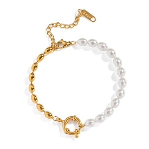 Gold-plated stainless steel pearl bracelet with oval beads and OT toggle clasp