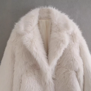 Elegante cappotto in ecopelliccia bianca da donna con collo morbido e texture soffice