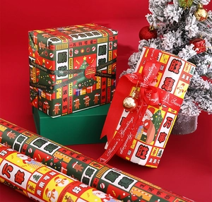 Detail von Weihnachtsgeschenkpapier mit festlichen Mustern und Dekobändern