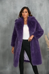 Dettaglio cappotto in ecopelliccia viola con consistenza spessa e ampio colletto a revers