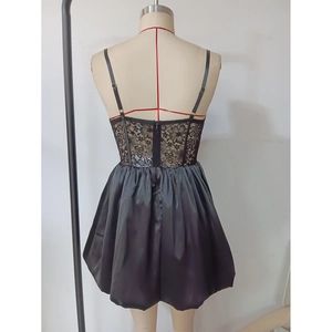 Vue détaillée du dos d'une robe noire en dentelle avec jupe bouffante en satin et zip