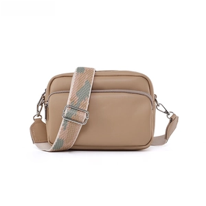 Dettaglio borsa a tracolla in pelle PU kaki con ampia tracolla jacquard a motivi geometrici
