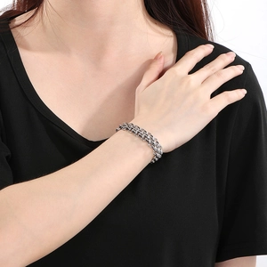 Bracciale a catena multistrato in argento e acciaio inossidabile sul polso della modella