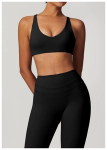Détail de l'ensemble brassière de sport noire mate et legging de yoga taille haute